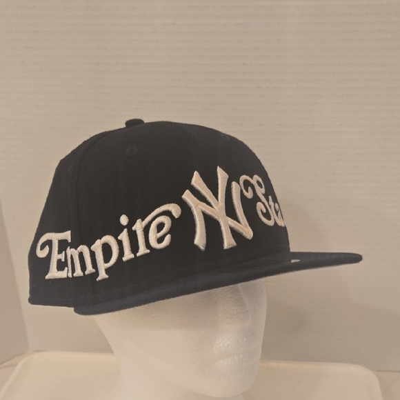 New Era Yankees Empire State Embroidered Baseball Cap Black White Size 7 5/8 - Picture 1 of 9